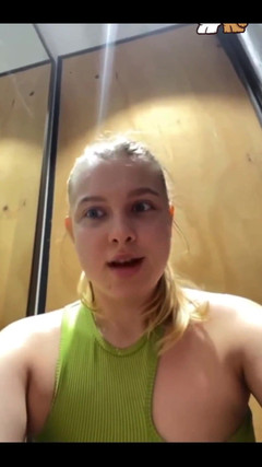 JuiceLussie: Lopen met vibrator in poesje in het openbaar