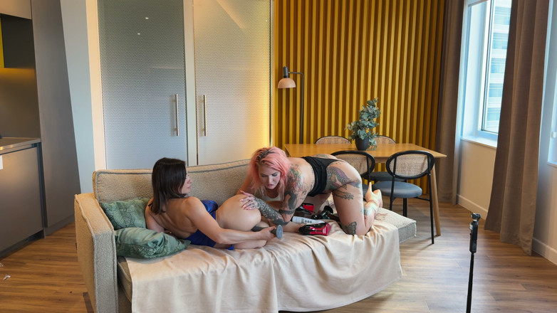 Valentina Bianco: Sexe lesbien avec entraînement anal