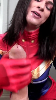 Капитан Marvel подчиняется большому хую