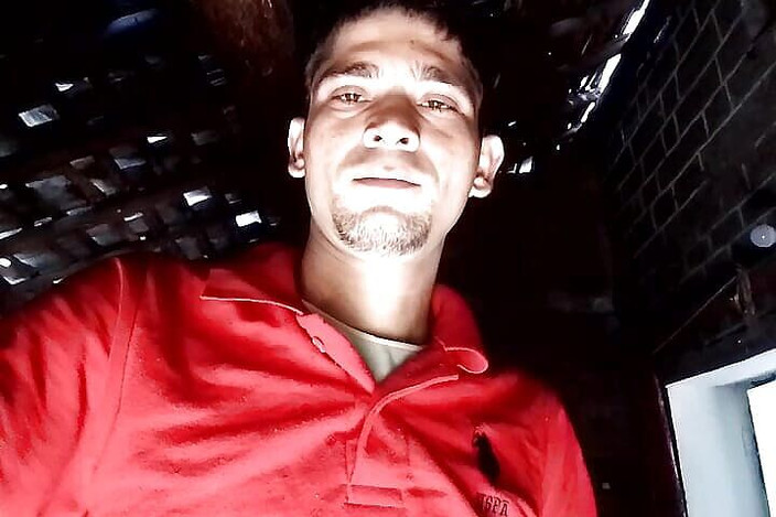 Gangbang straight: Anjana quiere follada y hacer pis en la boca