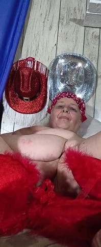 Met haar vastgebonden neukt ze met voeten deze ondeugende kleine zwerm