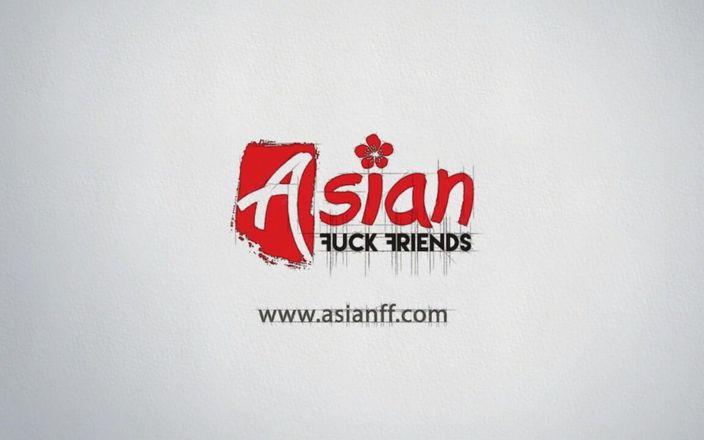 Asian Fuck Friends: Aziatische tienerschoonheid zuigt pik vriendje op camera