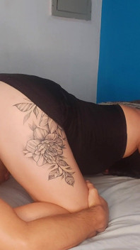 Esposa caliente da la bienvenida al técnico de televisión con un atuendo muy provocativo y le deja follar su culo