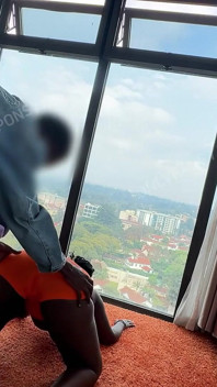 Büyük siyah güzel edepsiz kadınla spor salonunda seks (tam video)