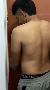 いたずらな小人は、欲情した継娘が巨大なラテン系のペニスで精液で満たされているのを見て興奮します