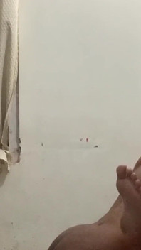 她喜欢玩3P，但没有伴侣