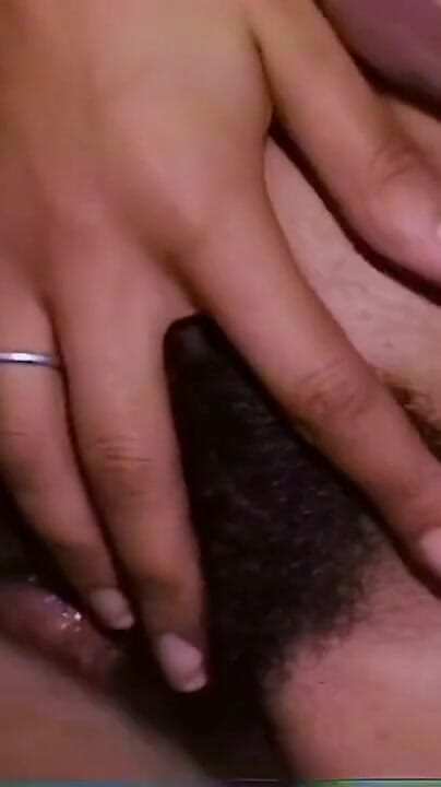 Horny Hairy Girls: Індійська красуня з великим кущем кінчає на кущі вінтажних волохатих дівчат Надії