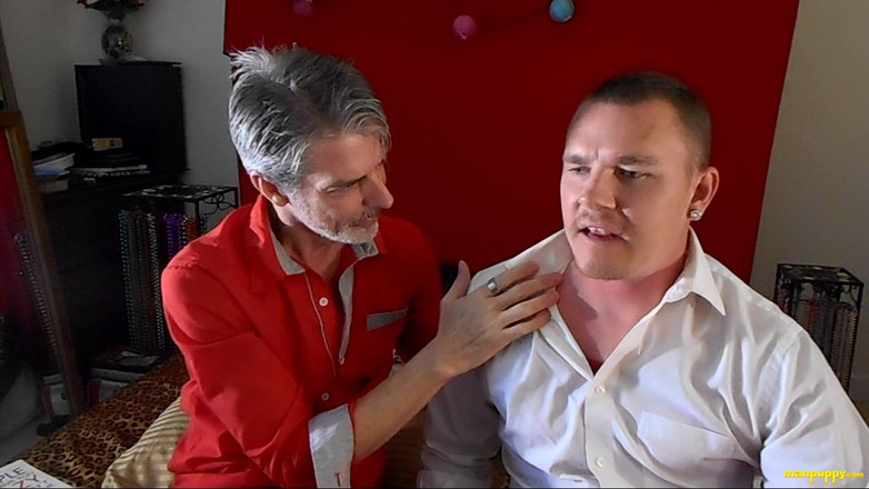 Man Puppy: Üvey babasının boyun öpüşme ve yalama fetişi