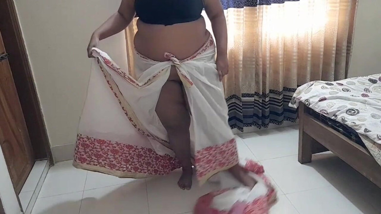Aria Mia: जब वह ऑफिस जाने के लिए तैयार थी तो मैं अपनी सौतेली मम्मी को चोदता हूं