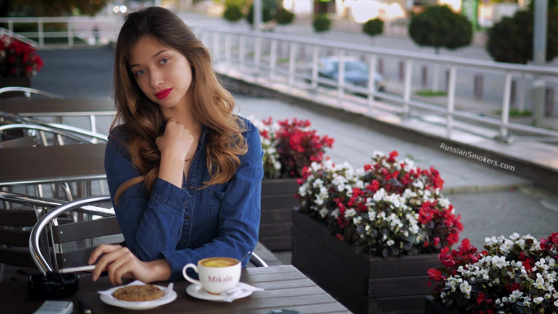 Russian Smokers: Si cantik rusia magnetik lagi asik mainin asap rokok