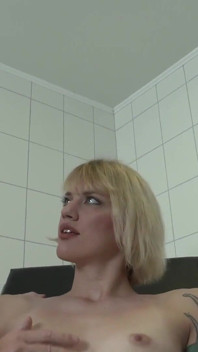 Blond getatoeëerd meisje houdt van trio neukpartij