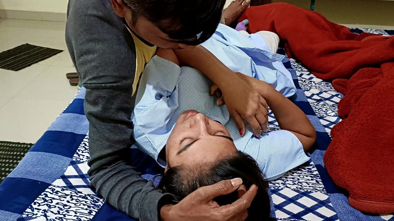 Kamini Bhabhi: 18歳のインドの女子大生ロールプレイハードコアセックス