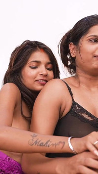 Quattro i migliori amici trascorrono il loro tempo di qualità e scopano duramente con le loro ragazze