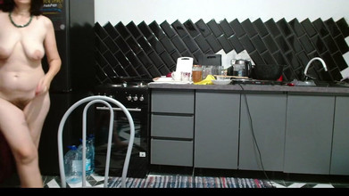 ANGELA_LADY: MILF tidak dihalang menanggalkan pakaiannya dan mengelak pantatnya di dapur...