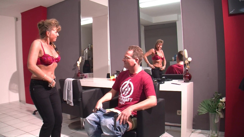 Retro German Muttis: Geile friseurin wird beim cut erregt und fickt ihre kundin...