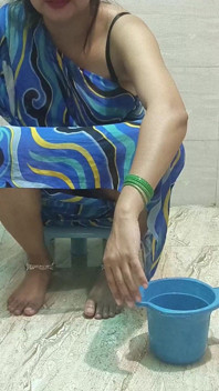Madrasta deixa enteado transar com ela enquanto limpa as roupas