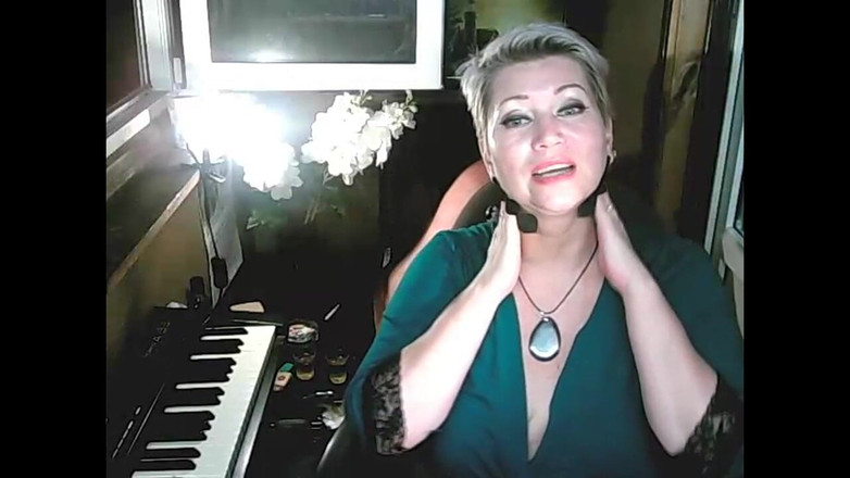 AimeeParadise: Moje žena mi saje prsty, roztáhla jsem její nohy pro všechny