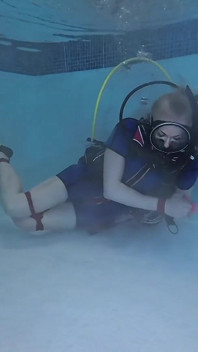 Bound Beneath the Surface - ヴィンテージウェットスーツでのスキューバティーズ&ローププレイ
