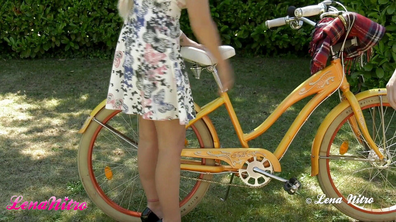 Lena Nitro: 公園で自転車が壊れたが、助けてもらった