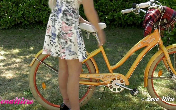 Lena Nitro: 自行车在公园里坏了，但我得到了帮助
