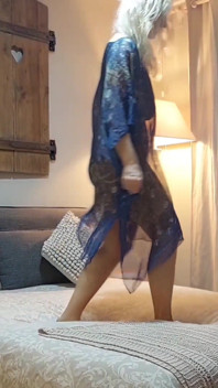 Selena's posing and exiting sex games