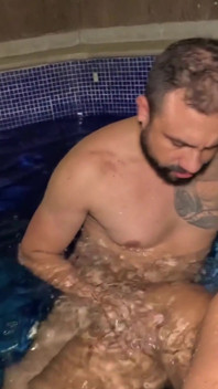 pool ke saath motal divas - yugal jo ek-doosre se pyar karte hain kamabakht aur hanste hue