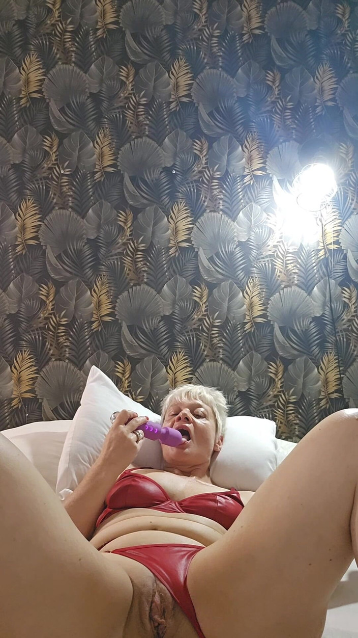 Sofy13: MILF Olgun Sürtük Islak Klitoris ile Oynuyor