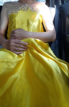 Sexy crossdresser se masturbando usando vestido brilhante de cetim amarelo