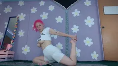 Antrenament yoga matură sexy drăguță care își expune țâțele mari și piercing-urile