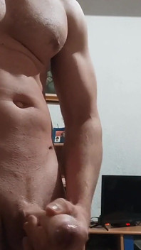Pov verticale - il ragazzo in forma con un grosso cazzo sborra