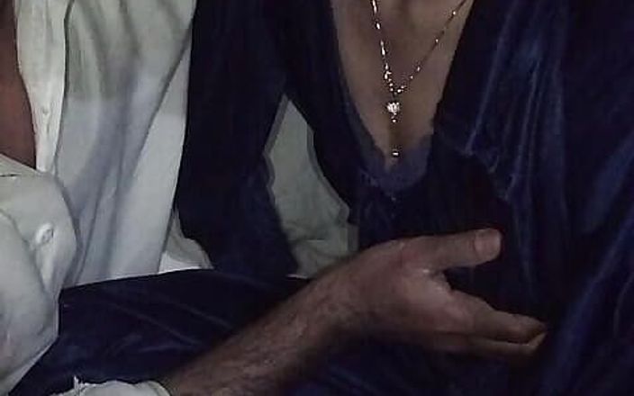 Sanam Jan: 의붓오빠 친구 자지를 빠는 인도 소녀