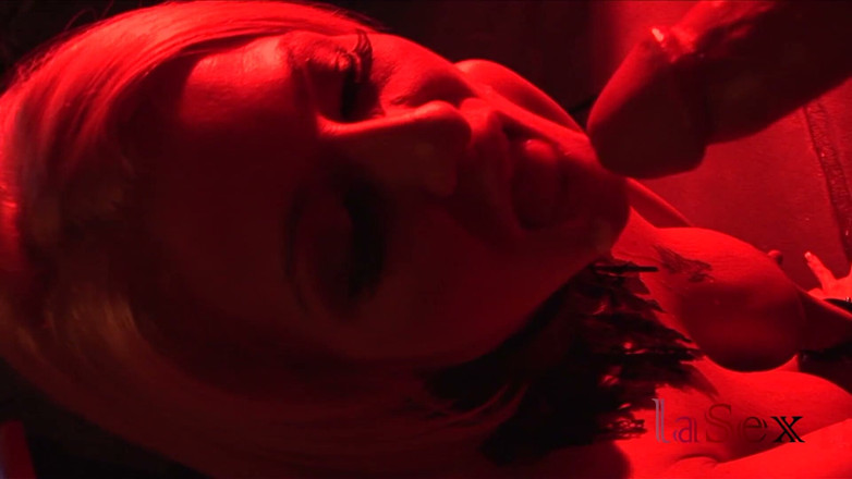 La sex: Tia Lane blindfold her man during sex