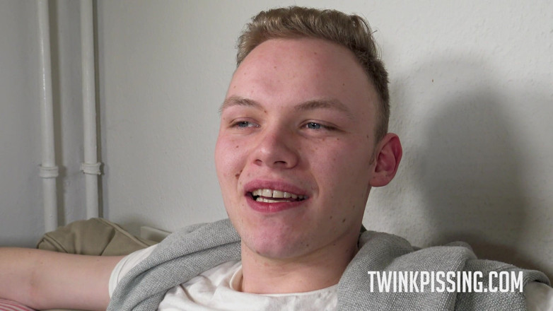 Twink Pissing: Ben (22) Twink Boy recebendo punheta e mijando