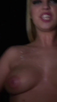 Sexy blondýna Shy Teen se rozsvítí, když je obklopena a saje ptáky na veřejnosti