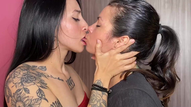 Sweetkimmi: Des lesbiennes de gros cul sucent leur cul acrobatiquement