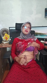 Hidžáb Ladyboys masturbuje