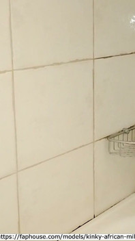 Masturbuje ve sprše