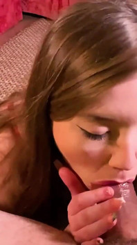 Olivia Noel için yarağını emiyor