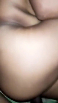 Als ich nachts das zimmer meiner sexy stiefschwester betrat, hatte sie ein höschen auf dem Bett, also fickte ich sie