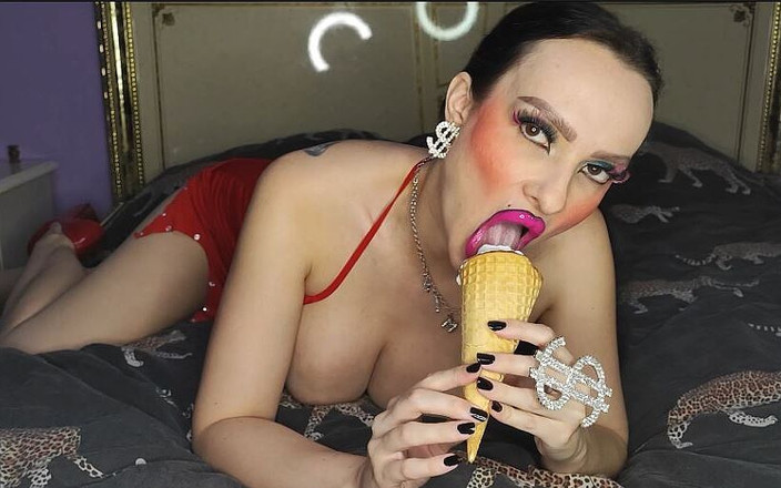 Princess18_: Une bimbo à gros nichons avec du rouge à lèvres brillant mange...