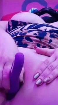 20 anos curvilínea ninfomaníaca peituda e seu vibrador rosa na buceta apertada