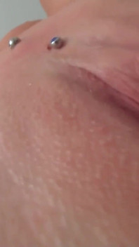 セクシーなアンナは角質と濡れています