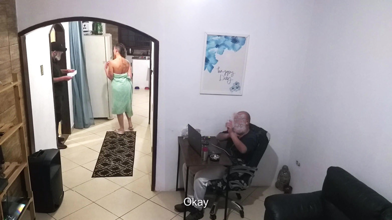 Gabi SweetCouplesStories: 남편이 일하는 동안 수건을 입은 와이프가 배달원을 맞이합니다.