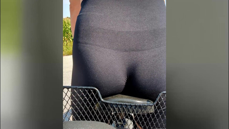 TV_Helena: 骑自行车超过30度！变性女孩在自行车上摩擦她的混蛋！