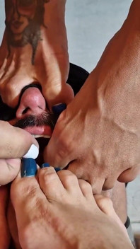 Seis pés de deusa no rosto de um cara submisso