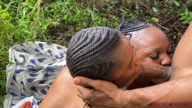 African Beauties: 2 biseksüel hatun ve büyük zenci ile açık havada 3'lü