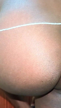 Jovem Africana Convida Sugar Daddy Para Seu Quarto
