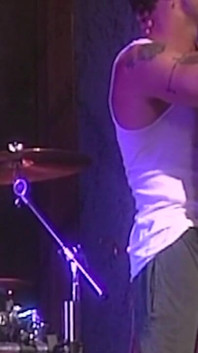 Una mora arrapata si compia con dildo e cazzo