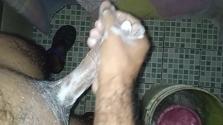 Cute boy jerks off: Schwuler typ masturbiert, denkt an seinen partner, der eine reise...