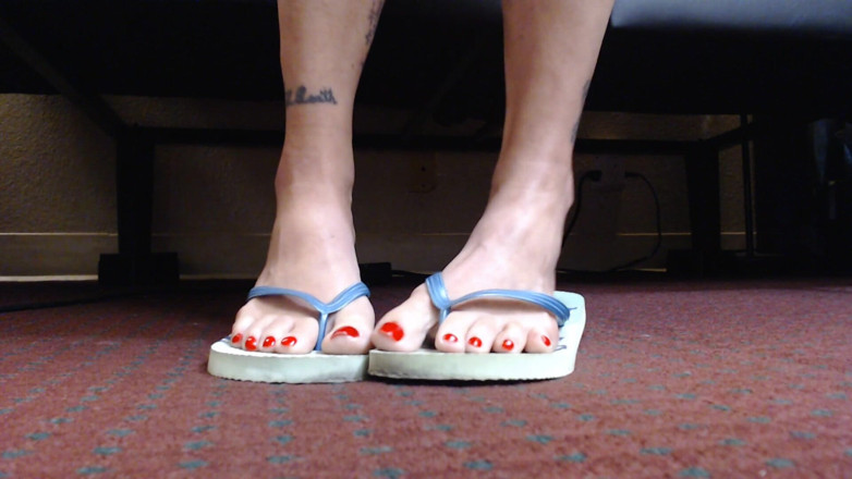 Abby Anna: Pretty red toenails in flip flops